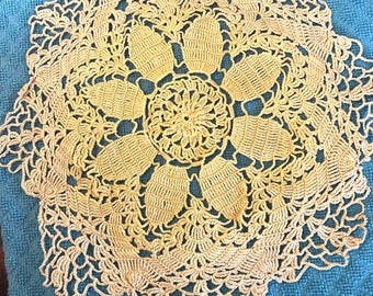 Tapete pequeño vintage de los años 60 con estampado de flores de caléndula, 24 cm de diámetro.