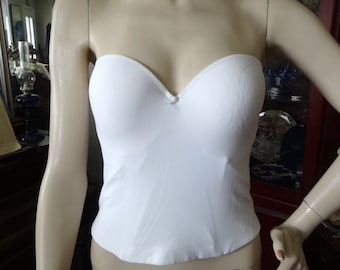 Puede incluir: Sujetador blanco sin tirantes con escote de corazón y cierre de gancho y ojo en la espalda. El sujetador está hecho de una tela suave y elástica.