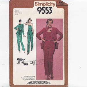 Puede incluir: Patrón de costura Simplicity número 9553 para un mono y una chaqueta. El patrón muestra dos modelos que llevan los atuendos. Una modelo lleva un mono verde y la otra lleva un mono rojo y una chaqueta.