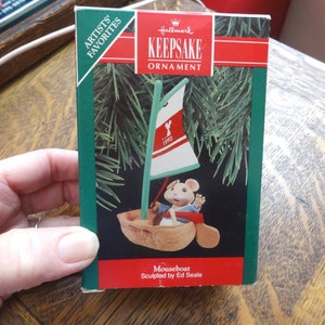 Hallmark Keepsake Adorno navideño Mouseboat con caja, esculpido por Ed Seale, de 1990, decoración de árbol vintage, reciclado, favorito de los artistas