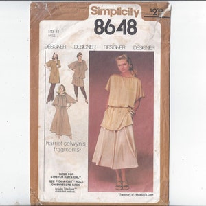 Può includere: Modello di cucito Simplicity vintage 8648, con una collezione di designer di harriet selwyn's fragments. Il modello include illustrazioni di vari outfit. La busta è beige e bianca con il testo "Simplicity" e "8648".