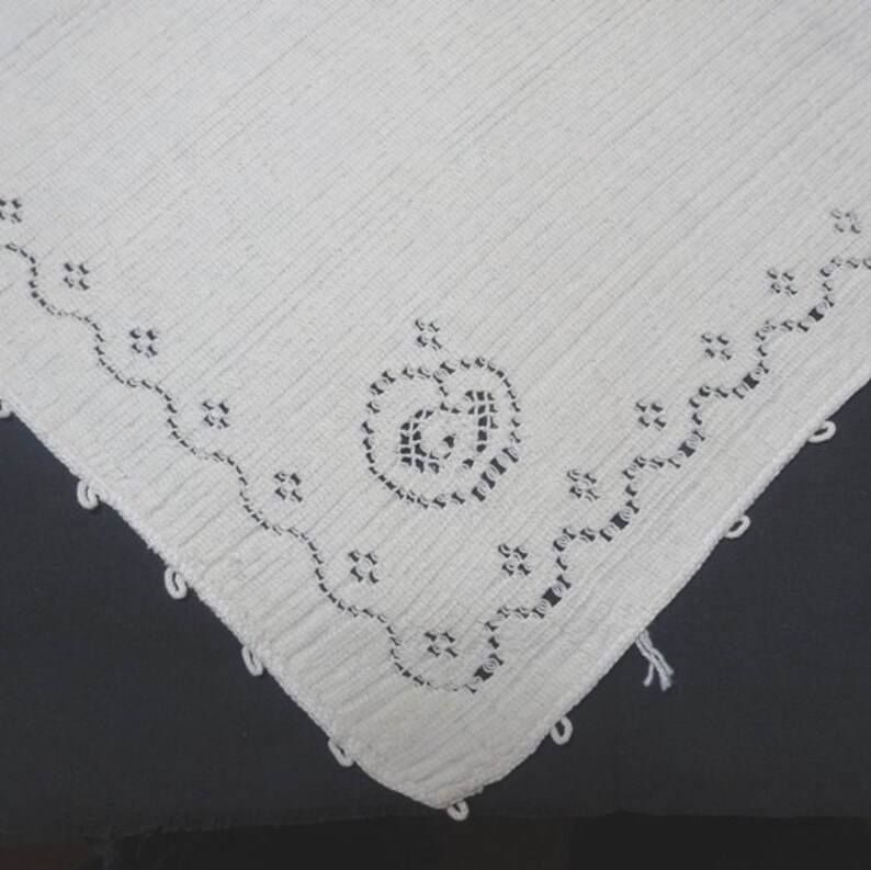 Ivory with Lace Apple Corner Set of 4 Woven Dinner Napkins Picots Home Decorating 16 Inches Square Vintage 1970s Table Linens