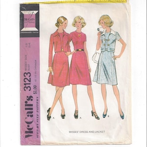 Puede incluir: Patrón de costura vintage de McCall's para un vestido y una chaqueta. El número del patrón es 3123 y la talla es para mujeres de 12 a 34. El patrón es para un proyecto paso a paso y cuesta $ 1.00. El patrón muestra a tres mujeres usando el vestido y la chaqueta en diferentes colores y telas.