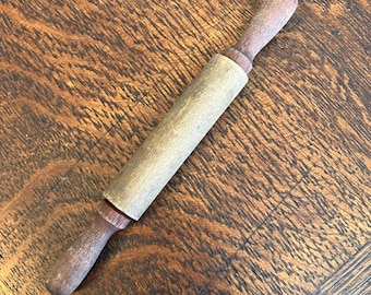 Rolo de madeira infantil vintage, cabos vermelhos desbotados, 16,5 cm de comprimento, brinquedo reciclado