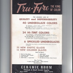 K&ouml;nnte beinhalten: Ein Vintage-Produktkatalog f&uuml;r Keramikglasuren von Tru-Fyre im Schwarzwei&szlig;-Design. Der Katalog listet 40 Unterglasuren, 24 Hi-Tint-Farben, 6 gesprenkelte Unterglasuren, 20 neue exotische Glasuren und 16 neue farbige Glasuren auf. Der Katalog listet auch Tru-Fyres Wachs-Resist, Spill-Basisglasur, Wonder Mender und selbstklebende Keramik-Studio-Schablonen auf. Der Katalog wird von Ceramic Room, einem Gro&szlig;- und Einzelhandel f&uuml;r Keramikbedarf in El Paso, Texas, vertrieben.