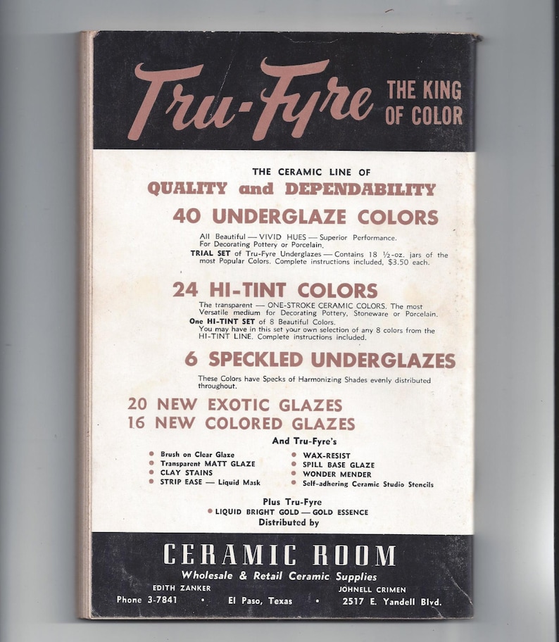 K&ouml;nnte beinhalten: Ein Vintage-Produktkatalog f&uuml;r Keramikglasuren von Tru-Fyre im Schwarzwei&szlig;-Design. Der Katalog listet 40 Unterglasuren, 24 Hi-Tint-Farben, 6 gesprenkelte Unterglasuren, 20 neue exotische Glasuren und 16 neue farbige Glasuren auf. Der Katalog listet auch Tru-Fyres Wachs-Resist, Spill-Basisglasur, Wonder Mender und selbstklebende Keramik-Studio-Schablonen auf. Der Katalog wird von Ceramic Room, einem Gro&szlig;- und Einzelhandel f&uuml;r Keramikbedarf in El Paso, Texas, vertrieben.