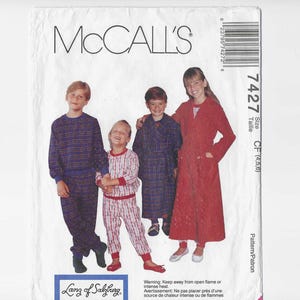 Può includere: Modello McCall's con abbigliamento da notte per bambini. L'immagine mostra quattro bambini con pigiami e un accappatoio. I pigiami hanno vari motivi, tra cui quadri e righe. L'accappatoio è rosso. Il modello include il testo "Lanz of Salzburg".