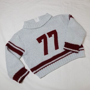 Suéter infantil n.° 77, talla 24 meses, letras con apliques, gris con números burdeos, 100 % acrílico, década de 1970, ropa infantil vintage