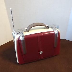 スピリット・トランスアトランティックAM FMラジオ、ノベルティスーツケース型、アンテナ破損、DCアダプター付き、1980年代、アップサイクル音楽鑑賞