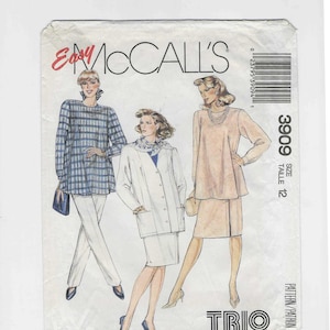 以下が含まれることがあります： ヴィンテージMcCall'sの裁縫パターン。3つの女性用ファッションのデザインイラストが描かれています。長袖トップスとパンツ、スカートスーツ、ワンピースのパターンが含まれています。パターンサイズは12です。