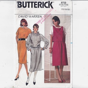 Op de afbeelding: Een vintage Butterick naaipatroon met drie damesmode-ontwerpen. Het patroon bevat een jurk met een riem, een jurk met een geruite top en een tuinbroekjurk. Het patroonnummer is 6722 en de maat is 12-14-16.