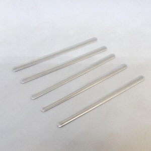 Puede incluir: Cinco piezas de alambre de nariz de metal plateado para mascarillas faciales. Los alambres de nariz son rectos y tienen extremos redondeados.