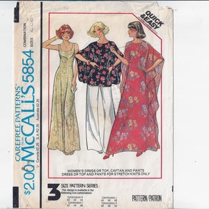 Może przedstawiać: Wzór szycia na sukienkę lub bluzkę, kaftan i spodnie dla kobiet. Wzór to McCall's 5854 i jest przeznaczony wyłącznie do dzianin rozciągliwych. Wzór jest dostępny w rozmiarach od 38 do 42.