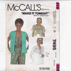 Puede incluir: Patrón de costura McCall's número 7495, "Hazlo esta noche, llévalo mañana!" para una talla de señorita mediana. El patrón incluye tres estilos diferentes: un mono de estampado floral con una chaqueta de color turquesa, un top blanco transparente con estampado floral y una camisa blanca abotonada con un detalle de volante.