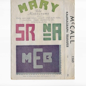 Puede incluir: Hoja de transferencia Kaumagraph McCall's vintage para monogramas de fieltro. La hoja presenta la palabra "MARY" en verde y las letras "SR", "NA" y "MEB" en varios colores. Para cochecitos, cojines y bolsos.