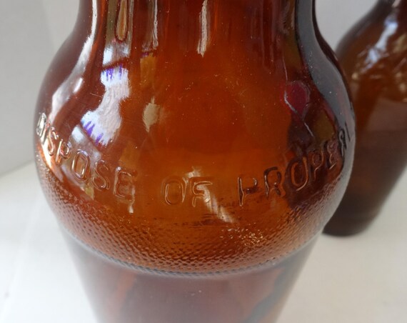 1960年代の茶色のガラス製ビール瓶2本、高さ10.5インチと9インチ、発掘