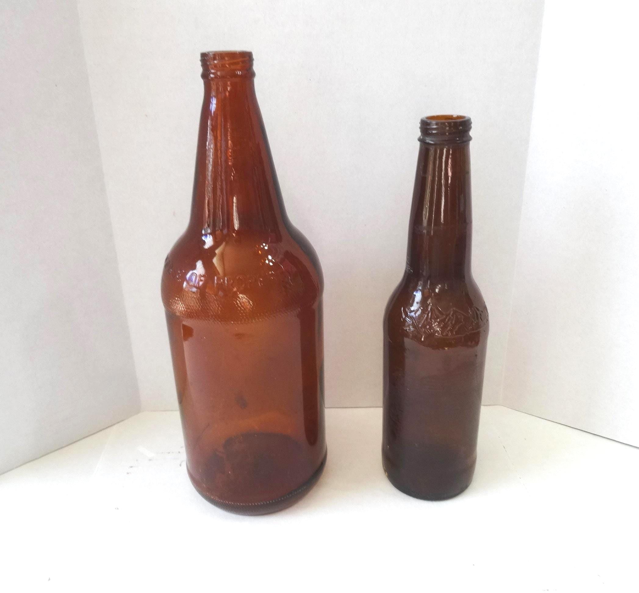 1960年代の茶色のガラス製ビール瓶2本、高さ10.5インチと9インチ、発掘