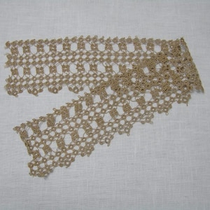 Vintage Frühes 20. Jahrhundert Tatting Spitze in Ecru, 15,5 x 2,5 Inch Stück, Fabelhafte Geknotete, Tatted Lace Piece zum Sammeln oder Nähen