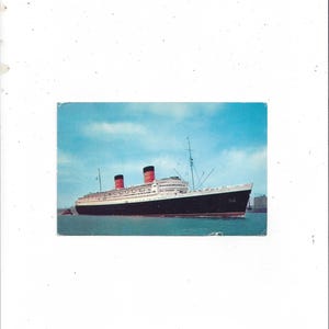 Pocztówka z okrętem R.M.S. Queen Elizabeth w porcie nowojorskim, wydana w 1956 r. ze znaczkiem 2-centowym, pamiątka z podróży, album ze zdjęciami z recyklingu