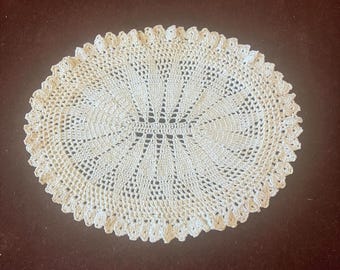 Klein vintage ovaal kleedje uit de jaren 60 in ecru, 7 inch, handgemaakt, fijn haakwerk