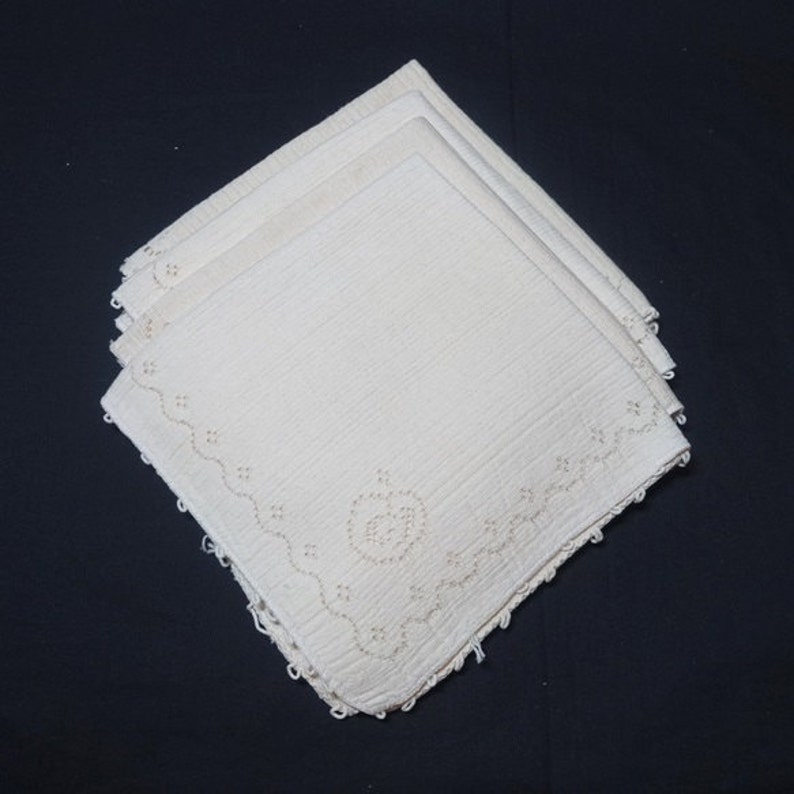 Ivory with Lace Apple Corner Set of 4 Woven Dinner Napkins Picots Home Decorating 16 Inches Square Vintage 1970s Table Linens