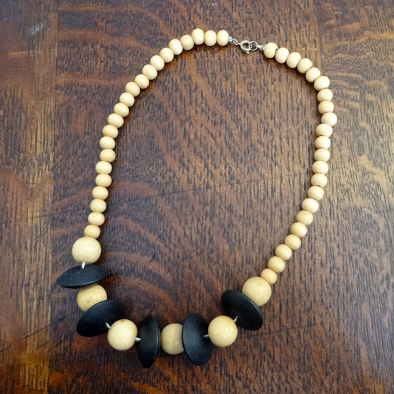 Collier Vintage Avec Perles D'opalines Et Bois - Occasion, Couleur Argenté - Pièce Unique