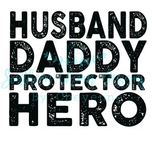 Op de afbeelding: Zwarte en witte distressed tekstafbeelding die "Husband Daddy Protector Hero" leest.