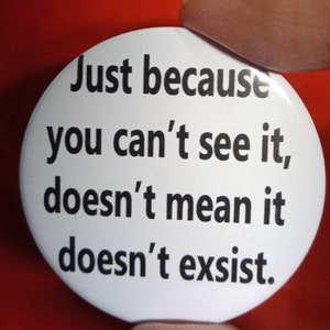 Invisible Illness Pin Badge: Chronische Schmerzen Spoonie Geschenk (45 mm)