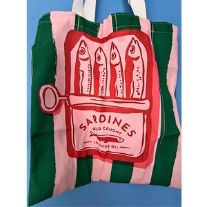 Sardinen Tasche, Dose Fischtasche, schrulliges Geschenk, bunte Baumwollshopper, wild gefangene Sardinen in Olivenöl, rosa und grünes Design