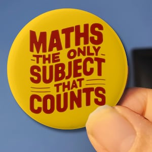 Può includere: Bottone giallo con testo rosso che dice "MATHS THE ONLY SUBJECT THAT COUNTS".