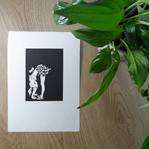 Puede incluir: Grabado en linóleo en blanco y negro de dos figuras, una de pie y otra inclinada, sobre fondo negro. La impresión está titulada "body & skin" y firmada por el artista.