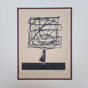 Könnte beinhalten: Ein abstrakter Schwarz-Weiß-Druck, der eine Figur unter einem komplexen, geometrischen Design zeigt. Das Kunstwerk ist mit einer weinroten Passepartout gerahmt und enthält handschriftlichen Text am unteren Rand. Der Druck befindet sich auf beigem Hintergrund.