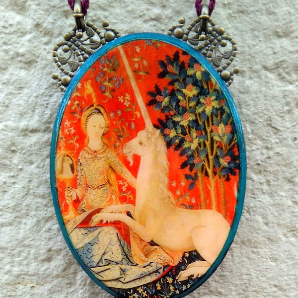 Grand collier théatral  " Dame à la licorne" hommage aux tapisseries médiévales, modulable, se porte en plastron  sautoir ou  en déco murale