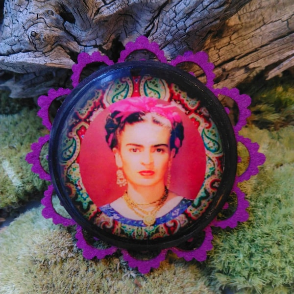 Grande broche bohème chic " hommage à Frida Khalo" , image sur support cashmire, bordure feutrine, légère et colorée, clin d'oeil au mexique