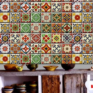 Könnte beinhalten: Eine farbenfrohe Fliesenrückwand mit verschiedenen geometrischen Mustern in Rot-, Blau-, Grün-, Gelb- und Weißtönen. Die Fliesen sind in einem Rastermuster angeordnet und vor einem weißen Hintergrund platziert. Die Rückwand ist in einer Küche mit einer Arbeitsplatte und Schränken aus Holz installiert.
