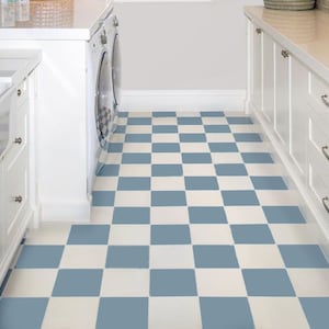 以下が含まれることがあります： 白のキッチンで、白と青の市松模様の床があります。床はセラミックタイル製です。キッチンには白いキャビネットと洗濯機があります。