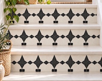 Puede incluir: Un conjunto de tres contrahuellas de escalera con un patrón geométrico repetitivo de diamantes negros sobre un fondo color crema. El diseño consiste en diamantes orientados verticalmente con detalles de líneas horizontales finas.