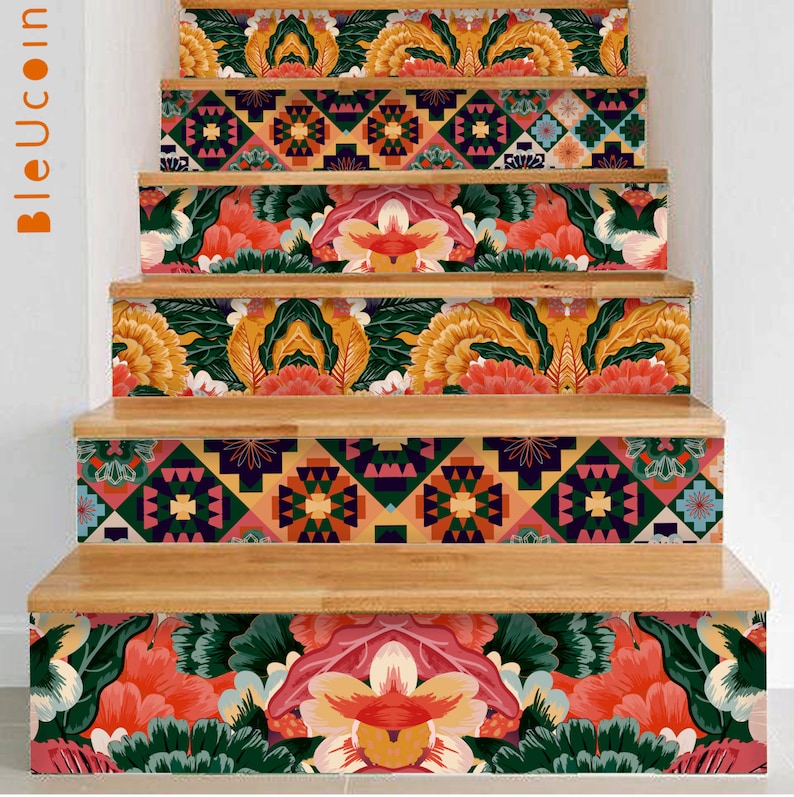 K&ouml;nnte beinhalten: Ein Set aus Treppenstufenaufklebern mit abwechselnden Mustern aus gro&szlig;en, leuchtenden Blumenmotiven in Rot-, Orange- und Gr&uuml;nt&ouml;nen sowie geometrischen Rautenformen in Dunkelblau, Orange und Gr&uuml;n, angebracht auf h&ouml;lzernen Treppenstufen.