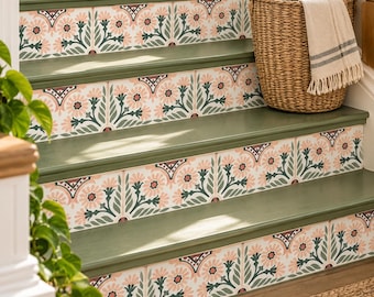 Puede incluir: Una escalera con peldaños de color verde oliva sólido y contrahuellas decoradas con azulejos cuadrados que presentan un patrón floral repetitivo en tonos melocotón, verde oscuro y blanco. Una cesta de mimbre con una tela color crema con flecos.
