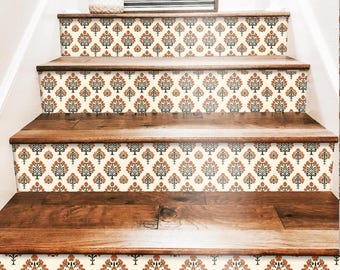 Puede incluir: Adhesivos para contrahuellas de escalera con un patrón botánico repetitivo en naranja quemado y gris oscuro sobre un fondo crema. El diseño consiste en motivos florales estilizados dispuestos en cuadrícula. Se ve un letrero con el texto HOME Sweet HOME.