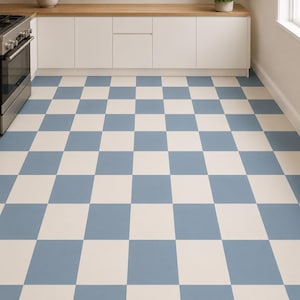 Op de afbeelding: Een blauw-witte geblokte vloer in een keuken. De vloertegels zijn gerangschikt in een klassiek dambordpatroon, met afwisselende lichtblauwe en witte vierkanten. De keuken heeft witte kasten en een roestvrijstalen fornuis.