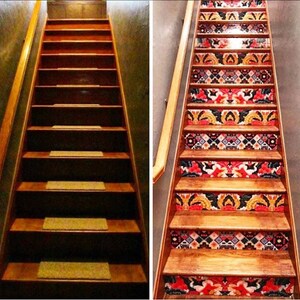 K&ouml;nnte beinhalten: Eine geteilte Ansicht einer Holztreppe. Die linke Seite zeigt schlichte Holzstufen mit kleinen beigen Trittstufenauflagen. Die rechte Seite zeigt dieselbe Treppe mit dekorativen Aufklebern auf den Setzstufen, die ein buntes geometrisches Muster aufweisen.