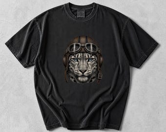 Camiseta con estampado de leopardo de las nieves para motociclista, camiseta vintage con casco de aviador y estampado de felino.