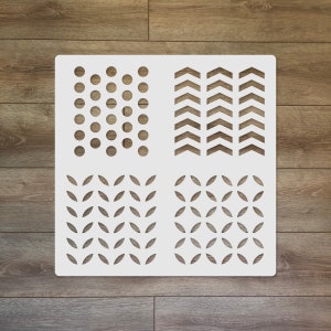 Könnte beinhalten: Weiße Schablone mit vier verschiedenen Mustern: Punkten, Zickzack, Blättern und einem geometrischen Design. Die Schablone ist aus strapazierfähigem Material gefertigt und eignet sich perfekt zum Erstellen einzigartiger Designs auf Wänden, Möbeln und anderen Oberflächen.