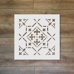 Może przedstawiać: Biała szablon z ozdobnym wzorem, który zawiera powtarzający się wzór lilii i kształtów geometrycznych.