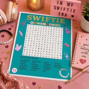 Può includere: Un foglio di gioco di ricerca parole color turchese intitolato SWIFTIE con una griglia di lettere e un elenco di parole da trovare. Il foglio presenta illustrazioni di serpente, chitarra, farfalla e stelle. Circondato da cuffie, una scatola luminosa rosa e un taccuino.