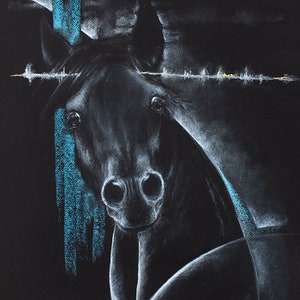 Puede incluir: Una obra de arte en blanco y negro que representa la cabeza de un caballo, con un enfoque en los ojos y el hocico. La pieza presenta un elemento vertical azul y una línea horizontal con detalles dorados. La firma del artista es visible en la esquina inferior derecha.