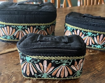 Tres bolsas bordadas apilables