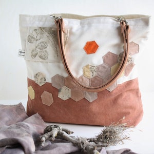 Bolso de algodón teñido a mano- tintes botánicos -crudo y marrón -patchwork de hexágonos en tonos tierra -detalles ecoprint -bolso diseñador