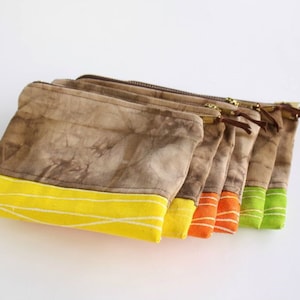 Bolsito pequeño con teñido shibori - Neceser teñido artesanalmente en color marrón con fondo contrastante en amarillo, naranja o verde